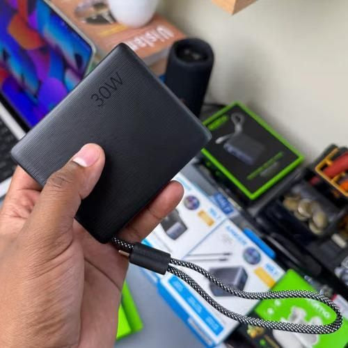 Oraimo Batterie externe Oraimo. PowerNova L21 20000 mAh, 30 W, câble intégré
